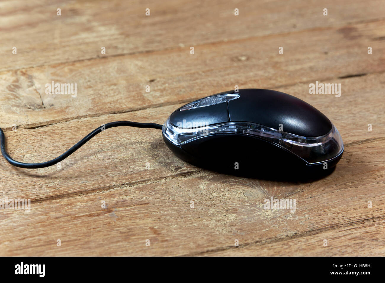 Black wired mouse del computer sul tavolo di legno Foto Stock