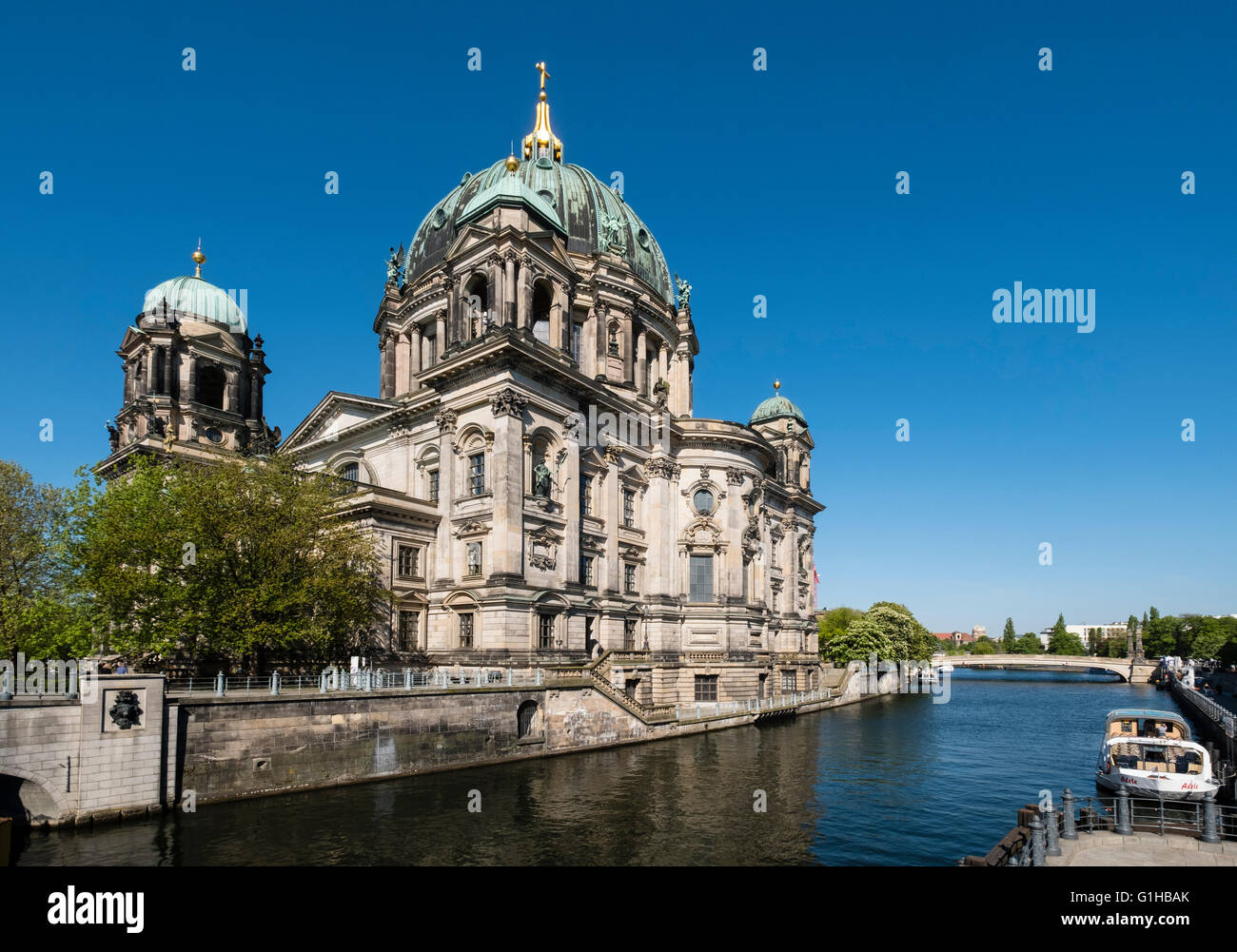 Vista esterna del Berliner Dom , Cattedrale di Berlino accanto al fiume Sprea, nel quartiere Mitte Berlino Germania Foto Stock