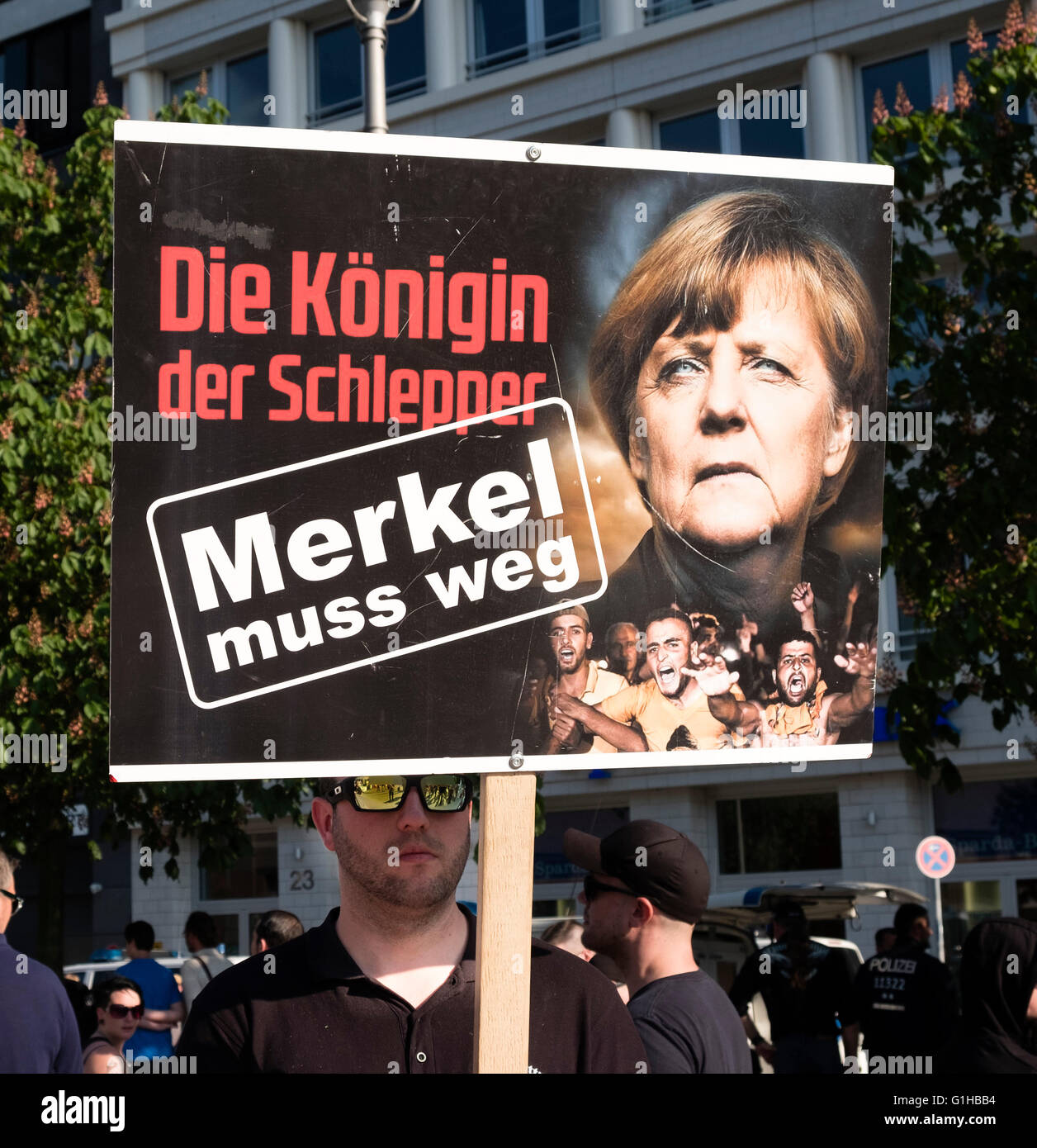 Di estrema destra dimostranti protestano contro l'Islam, rifugiati e Angela Merkel a Berlino. Segno segno, 'La regina dei trafficanti di esseri umani - Foto Stock