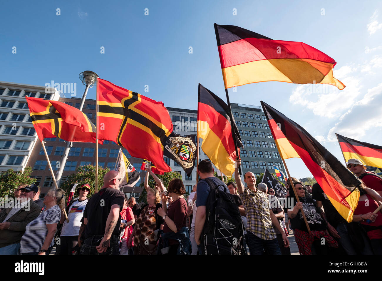 Di estrema destra dimostranti protestano contro l'Islam, rifugiati e Angela Merkel a Berlino Foto Stock