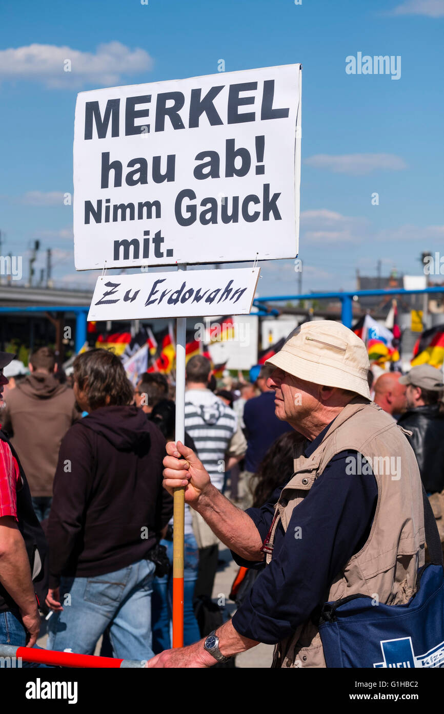 Di estrema destra dimostranti protestano contro l'Islam, rifugiati e Angela Merkel a Berlino Foto Stock