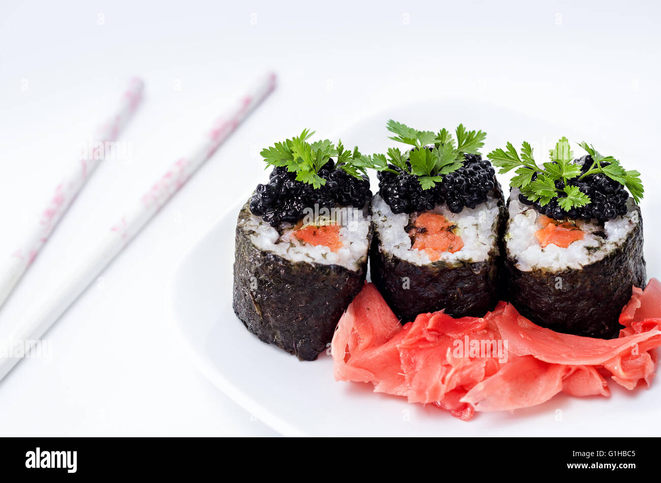 Rotoli con salmone e caviale di zenzero sott'aceto Foto Stock