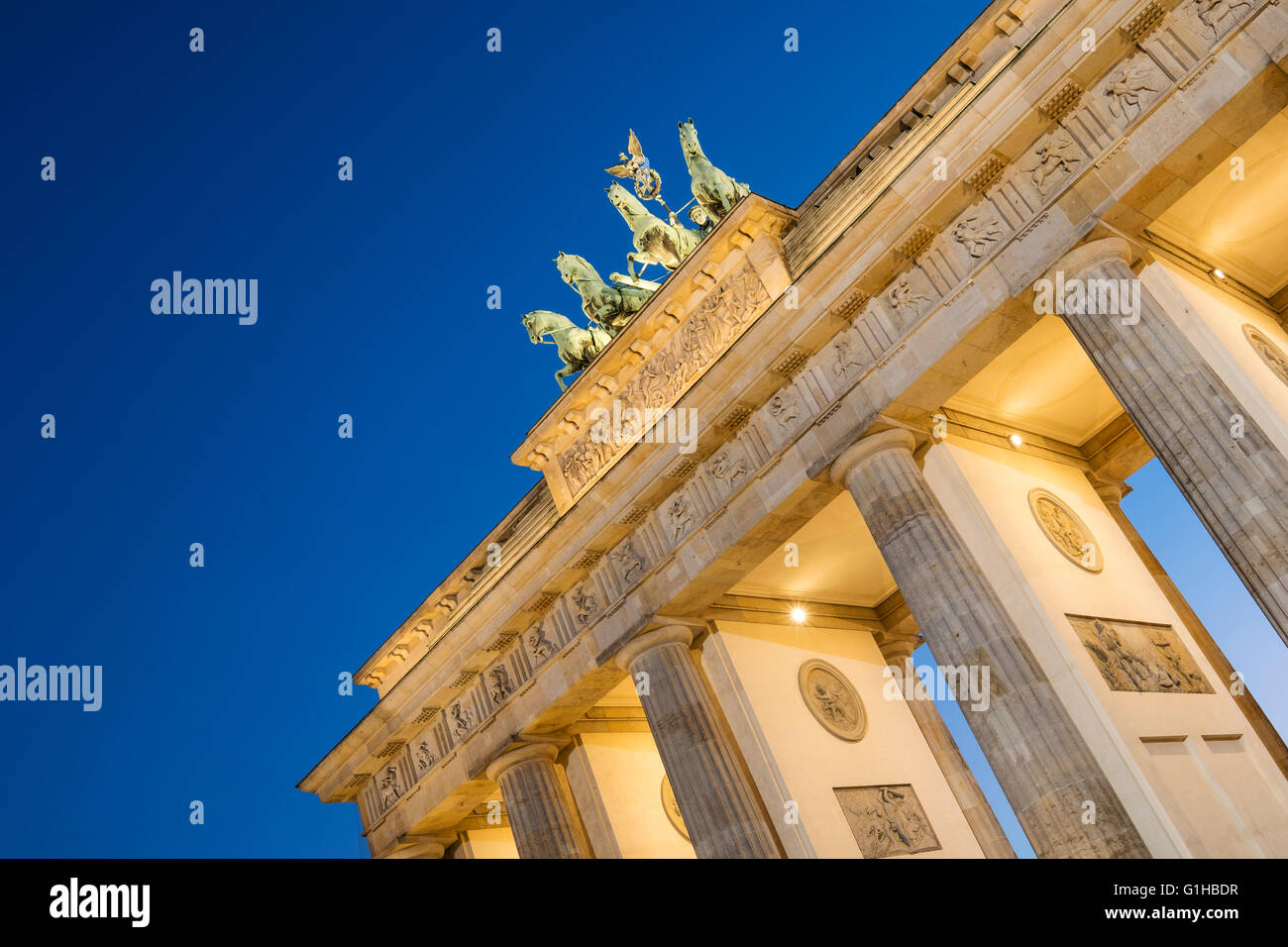 La Porta di Brandeburgo in serata a Berlino Germania Foto Stock