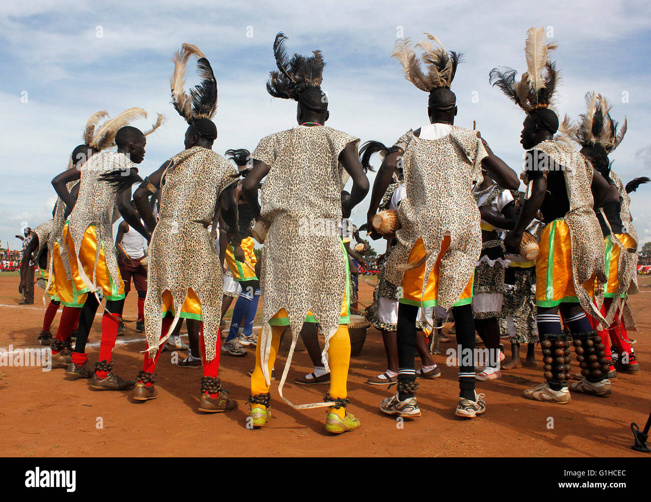 Ballerini tradizionali di intrattenere ospiti in Uganda. La musica e la danza sono molto elementi cruciali della società africana. Foto Stock