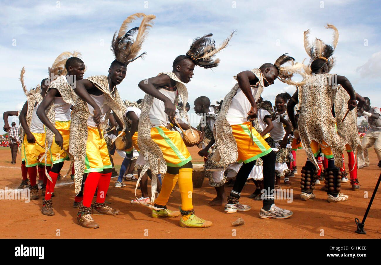 Ballerini tradizionali di intrattenere ospiti a Kampala in Uganda. La musica e la danza sono molto elementi cruciali della società africana. Foto Stock