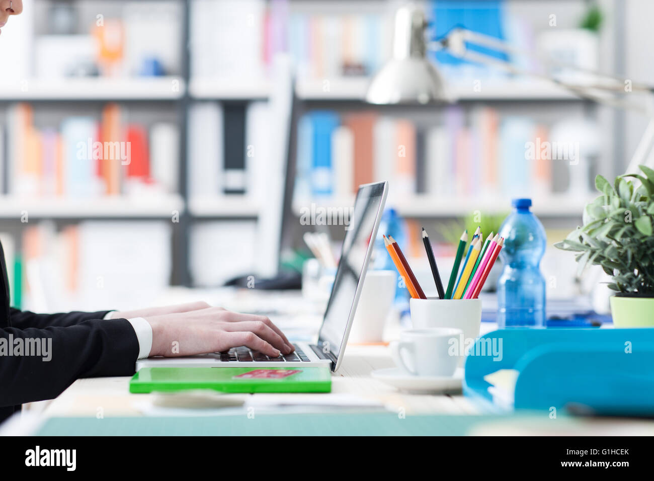 Imprenditrice lavora in ufficio e la digitazione con un laptop, mani vicino fino Foto Stock