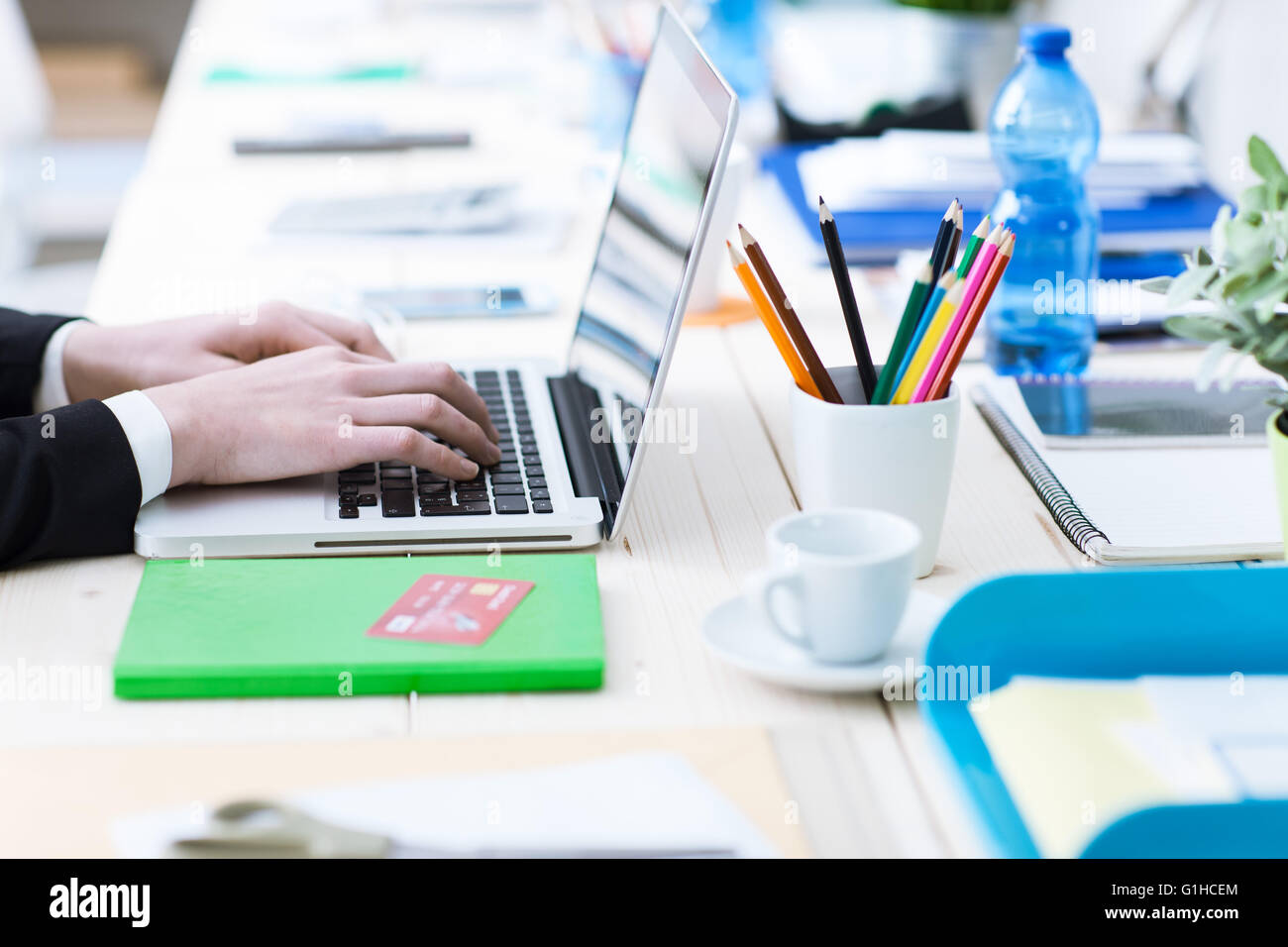Imprenditrice lavora in ufficio e la digitazione con un laptop, mani vicino fino Foto Stock