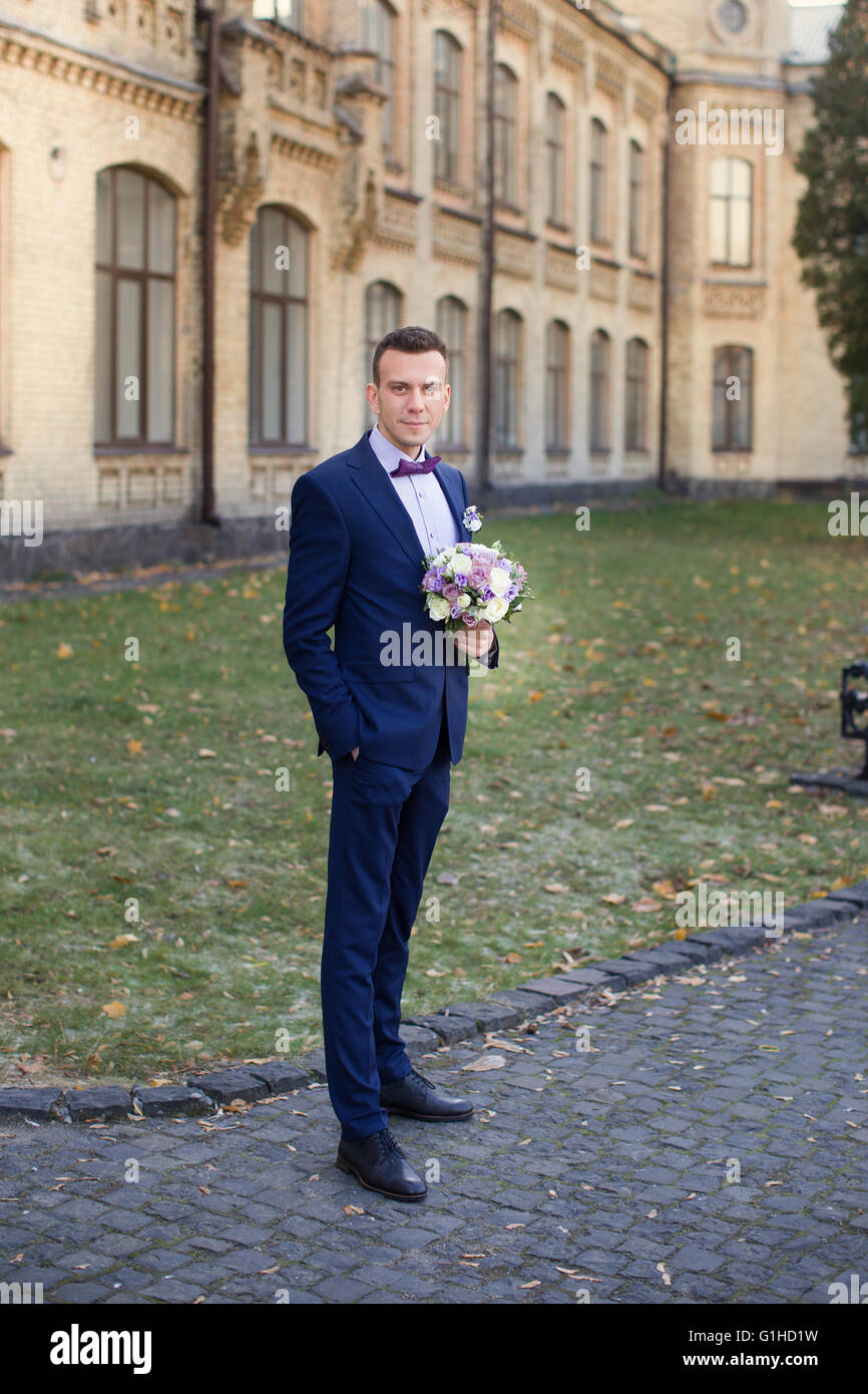 Sposa fiducioso in un costoso abito Foto Stock