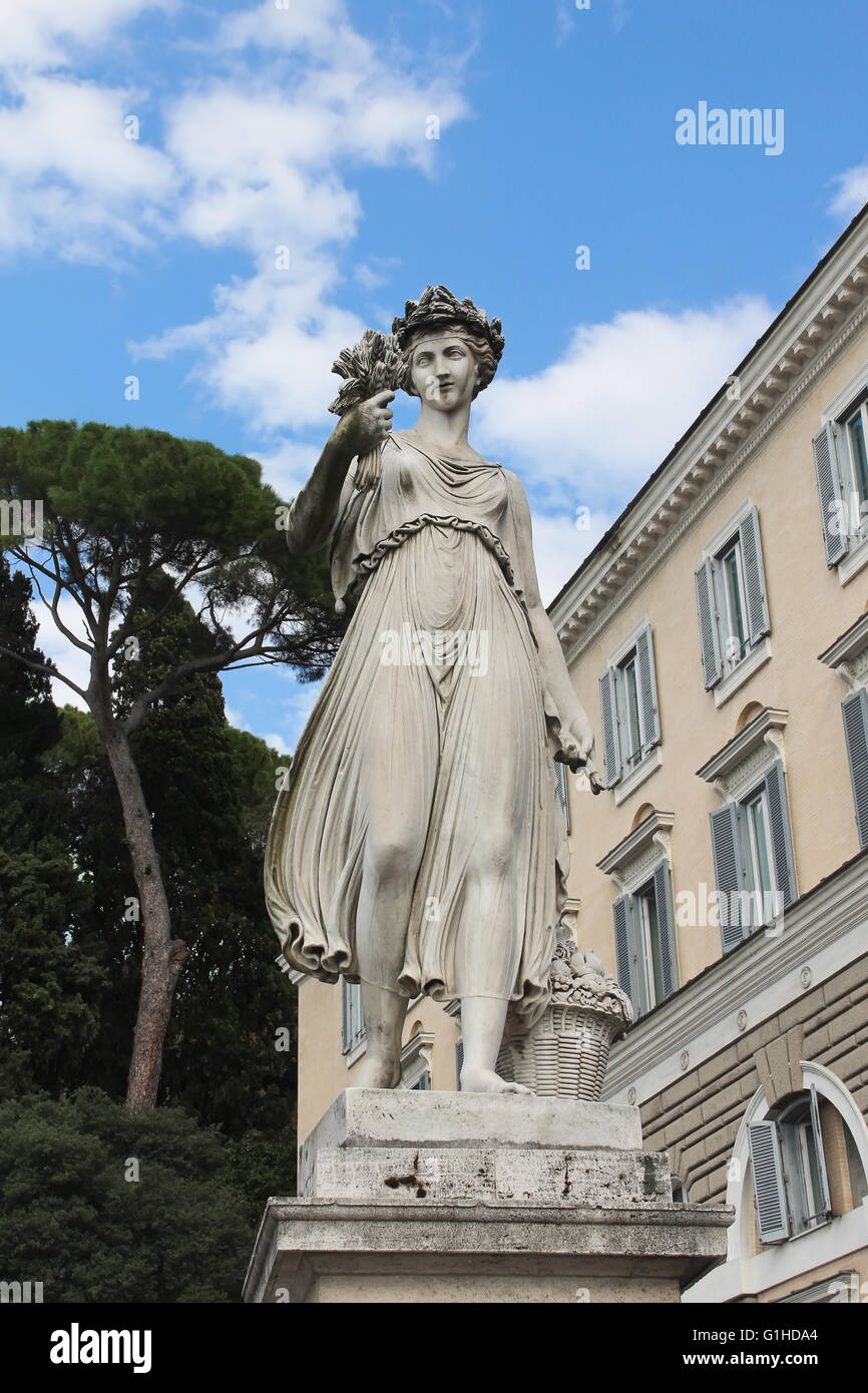 Dea dell abbondanza statua. Una delle quattro sculture allegoriche in Piazza del Popolo, Roma, Italia Foto Stock
