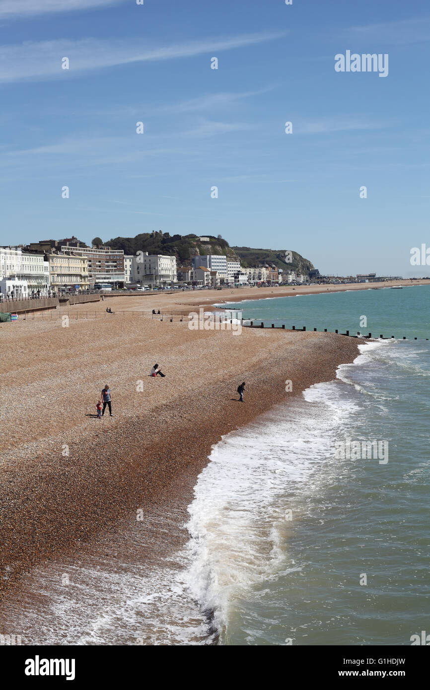 Spiaggia di Hastings guardando verso est e ovest colline, East Sussex, Regno Unito Foto Stock