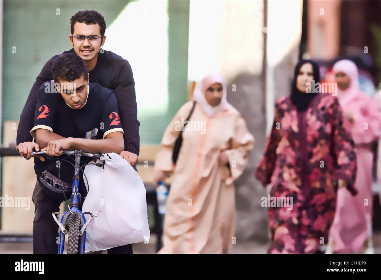 Scene di strada della gente comune andando abouttheir business in Marrakech, Marocco. Foto Stock