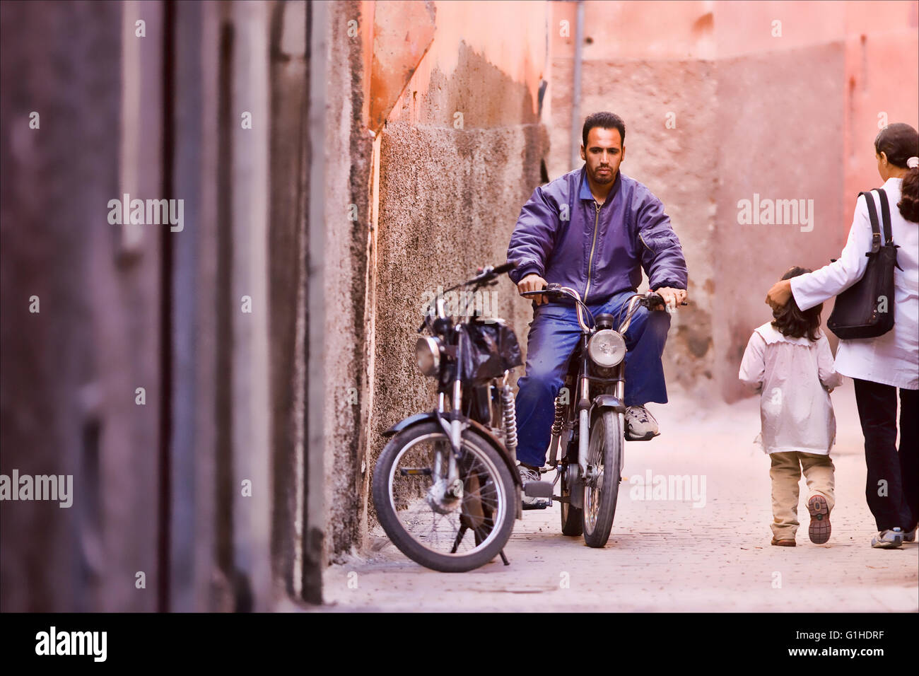 Scene di strada della gente comune andando abouttheir business in Marrakech, Marocco. Foto Stock