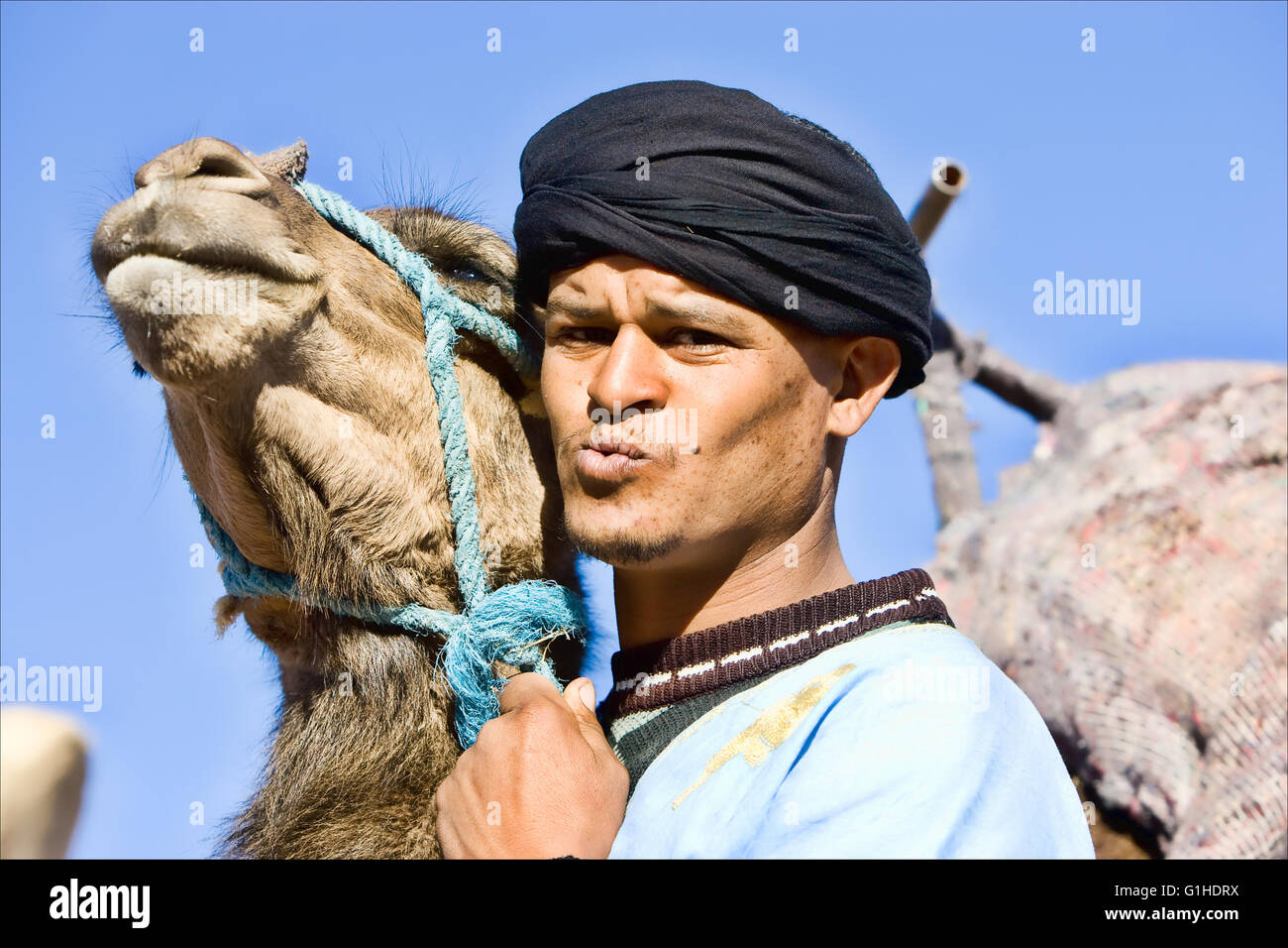 Uomo marocchino con il suo cammello a Essaouira, sul Marocco costa atlantica. Foto Stock
