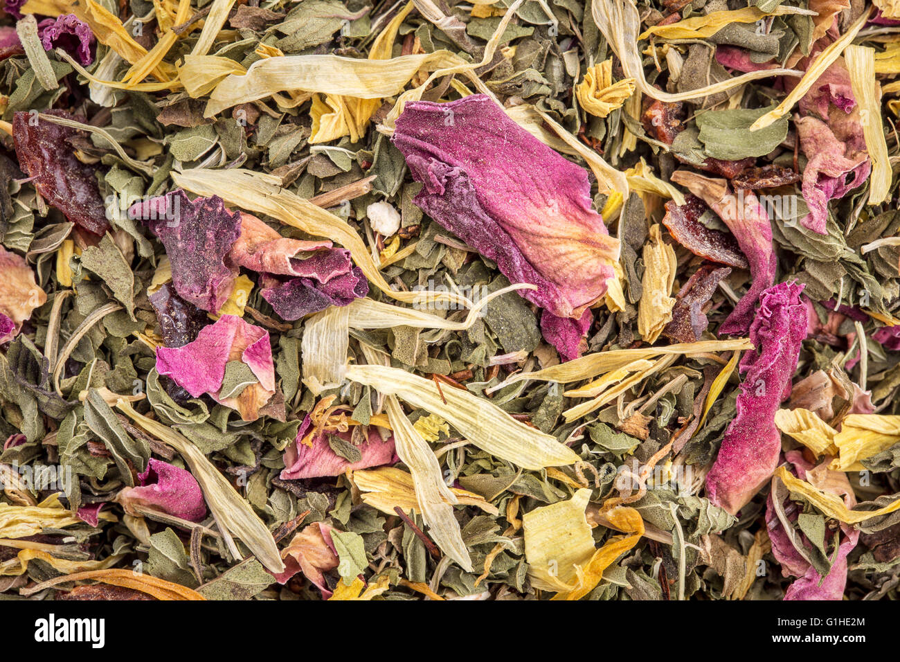 Macro di stomaco sano tè alle erbe - una miscela di menta piperita, menta verde, zenzero, hisbiscus, rosa canina, red rose,, mandorla Foto Stock