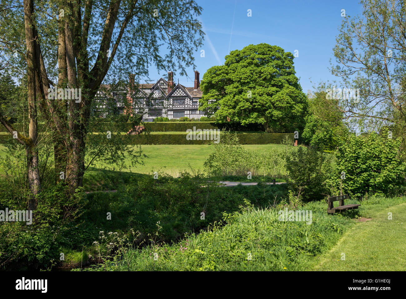 Bramall Hall vicino a Stockport, circondato da un bellissimo parco. Un salice in primo piano. Foto Stock