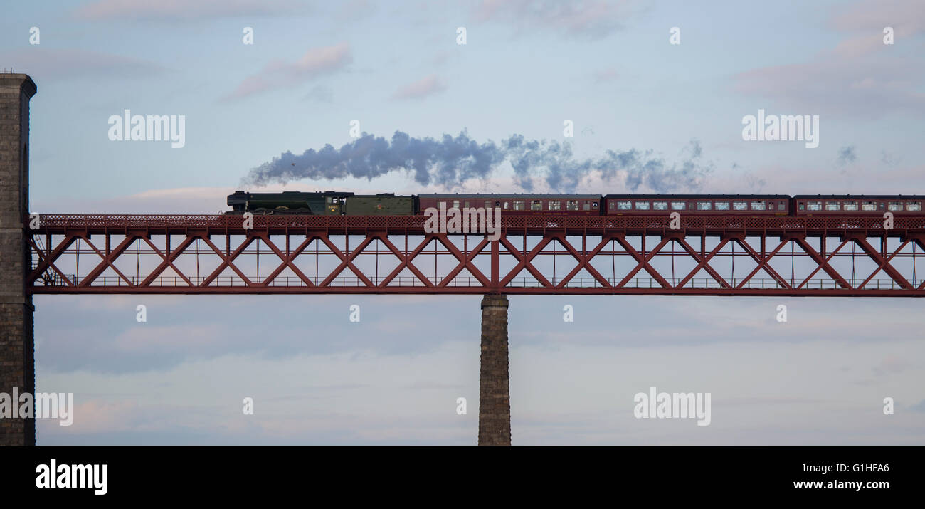 Il Flying Scotsman in direzione nord attraverso il Forth Bridge la sera del 15 maggio 2016 (se fosse stata in tempo, la luce wou Foto Stock