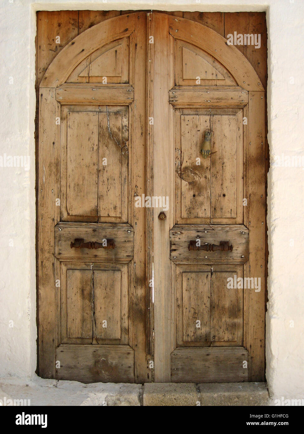 Chiuso vecchie porte in legno con parte superiore arcuata Foto Stock