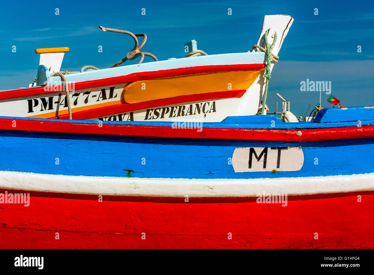 Due barche da pesca alla spiaggia dei pescatori, Armacao de Pera, Portogallo Foto Stock