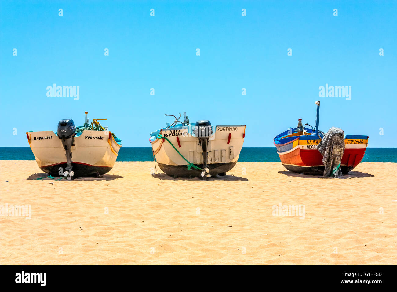 Tre barche da pesca alla spiaggia dei pescatori, Armacao de Pera, Portogallo Foto Stock