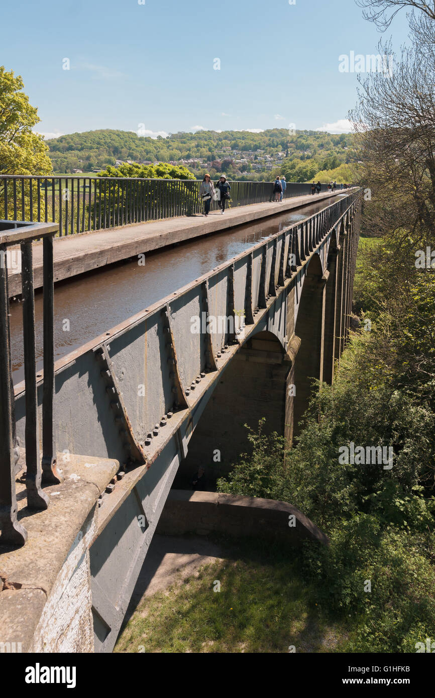 Turisti attraversando il 38 metri alta Acquedotto Pontcysyllte in Galles un sito del Patrimonio mondiale Foto Stock