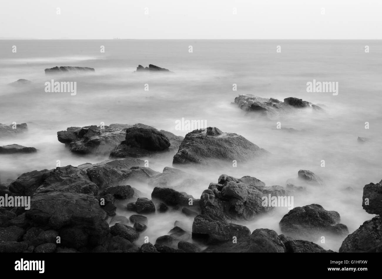 Visualizzazione Bianco e nero del mare come si vede dal punto di tramonto, fort Aguada, Goa Foto Stock
