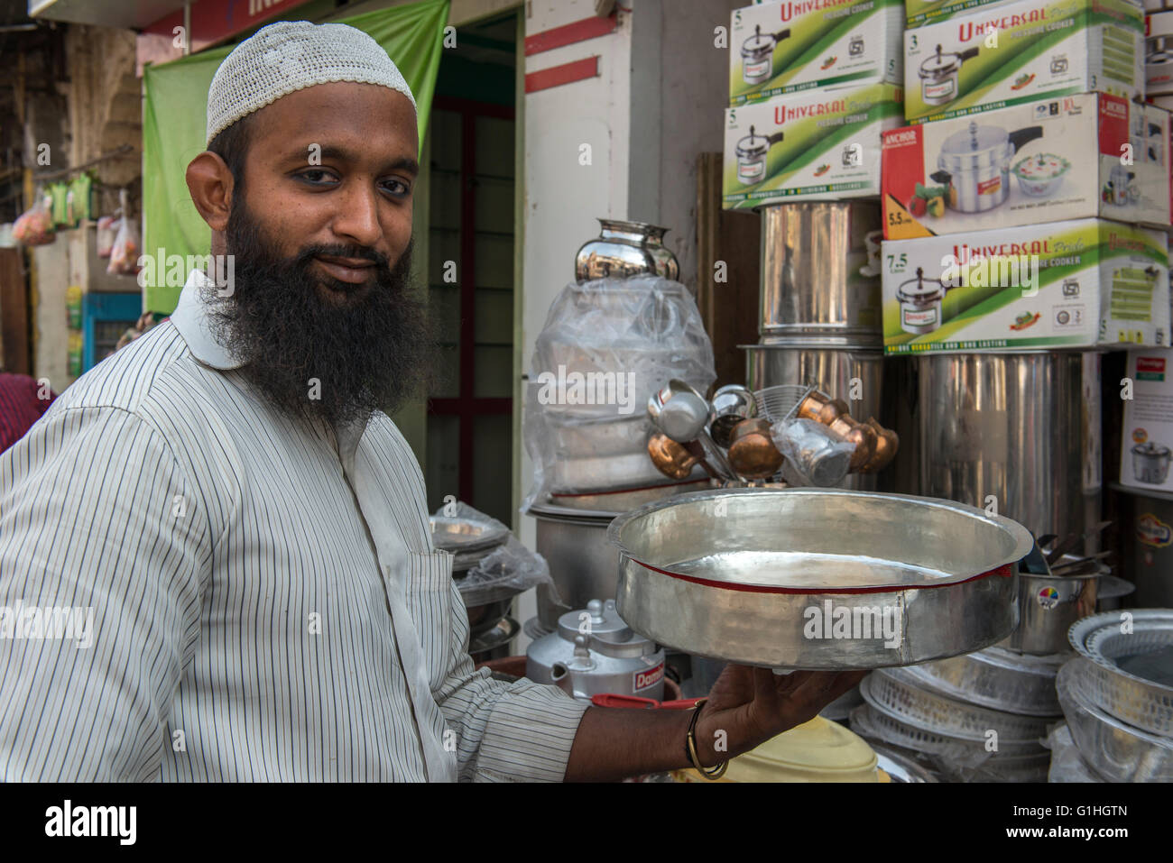 Uomo musulmano di vendita pentole di cottura, Hyderabad Foto Stock