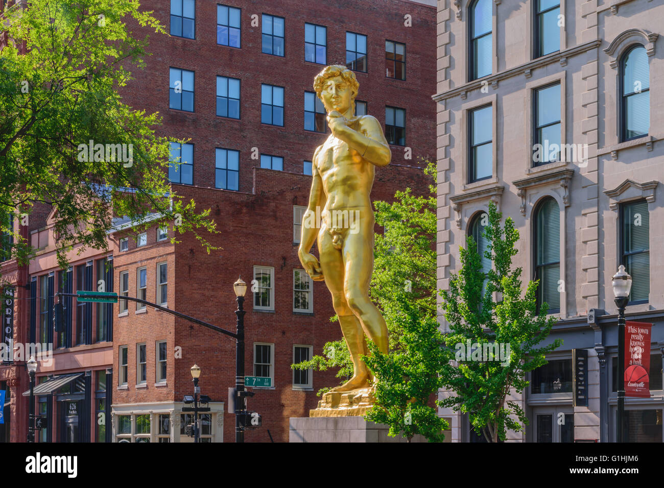 La 21c Museum Hotel golden gigantesca statua di Davide. David si trova a 30 metri di altezza sulla strada principale di Louisville, Kentucky Foto Stock