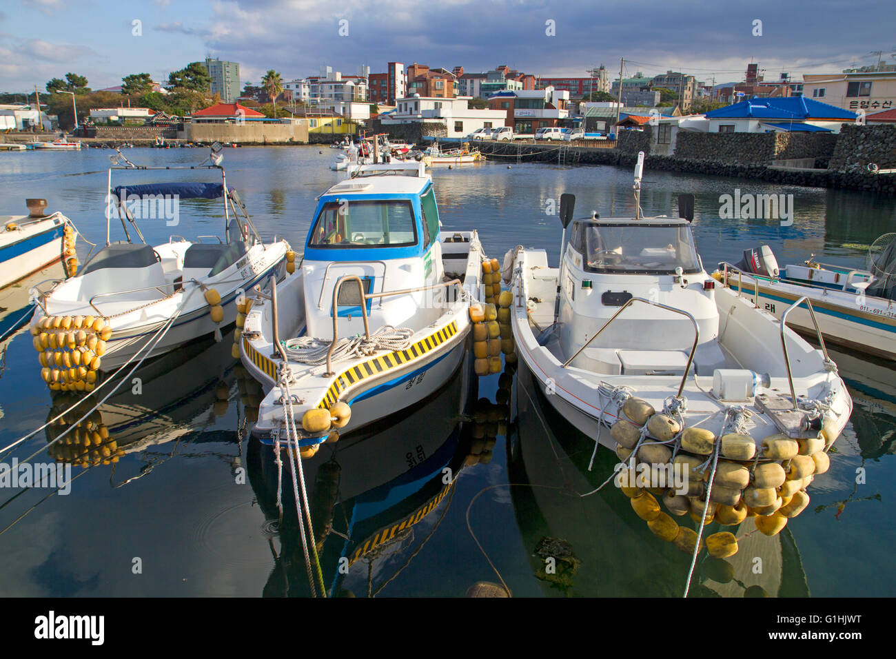 Barche nel porto di Jeju City Foto Stock