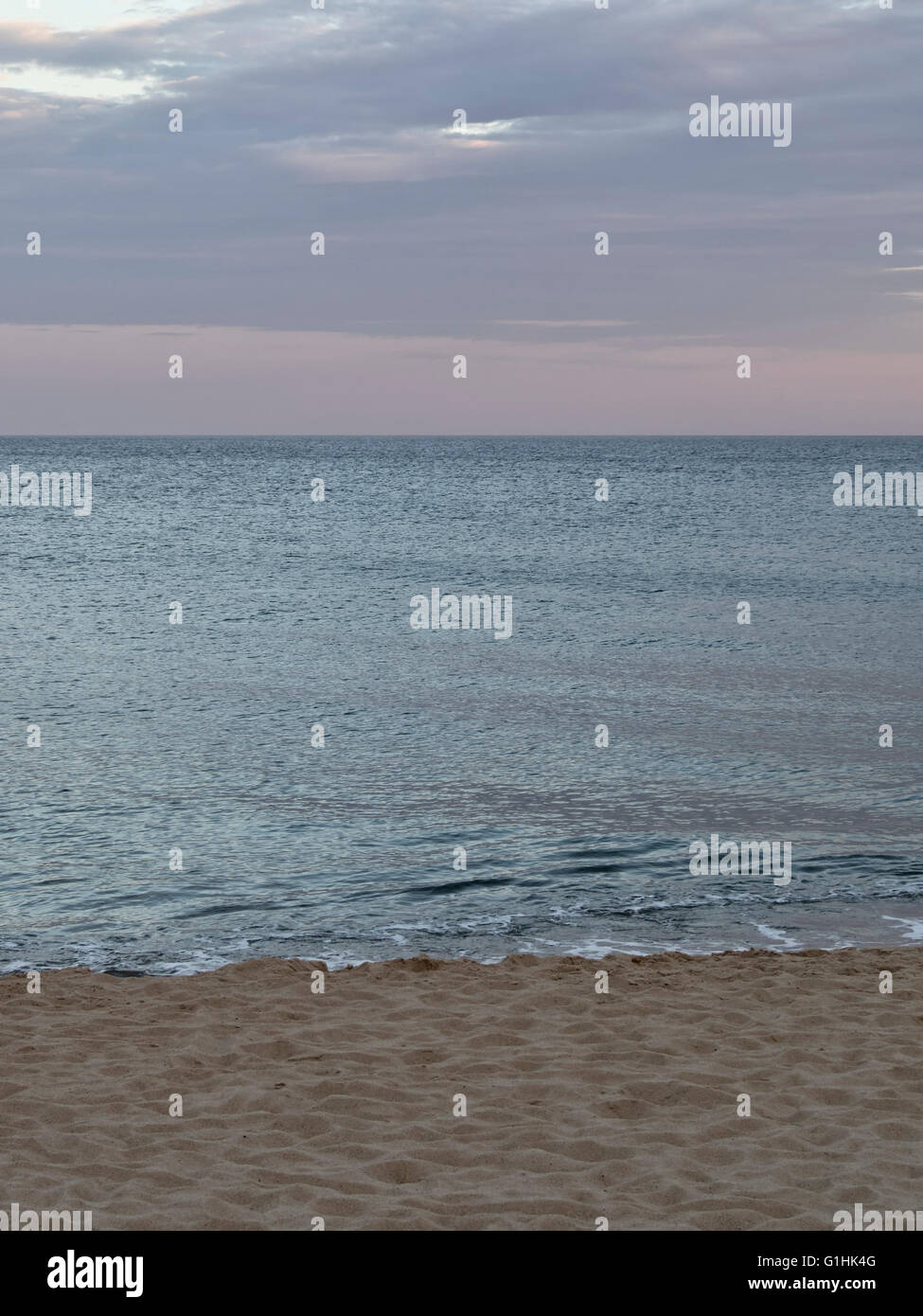 Twilight a Coast Guard Beach, Eastham, Cape Cod, Massachusetts. Panoramica Costiera tardo autunno autunno colori tranquilla spiaggia vuota. Foto Stock