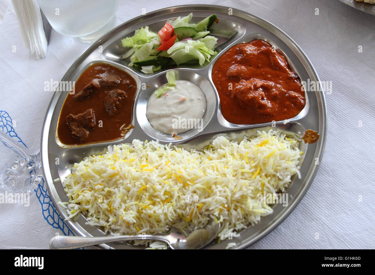 Thali pranzo su un vassoio di acciaio inossidabile Foto Stock