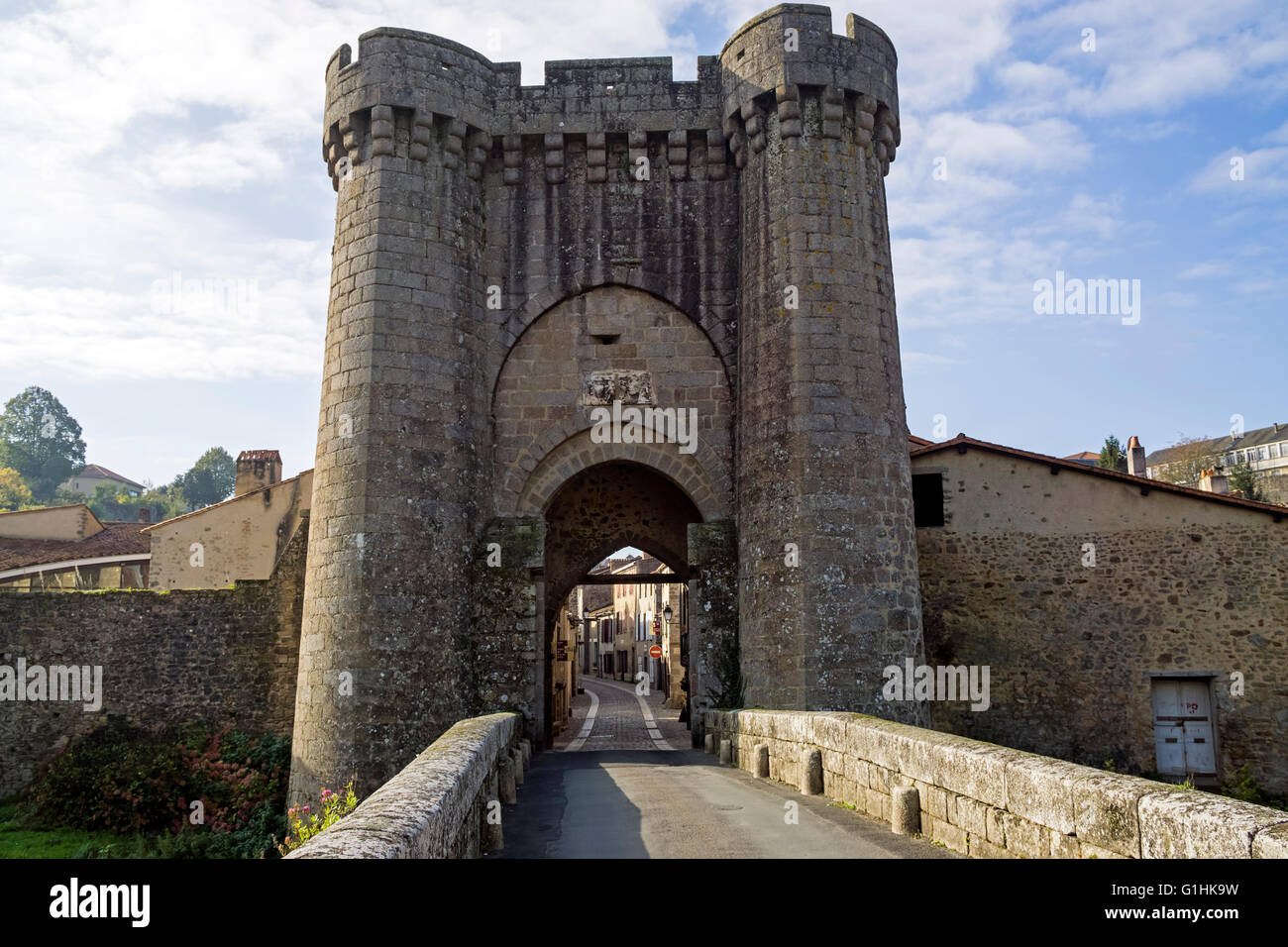 Storica st Jacques ponte e porta fortificata sul fiume thouet a Parthenay, deux-sevres, Francia Foto Stock