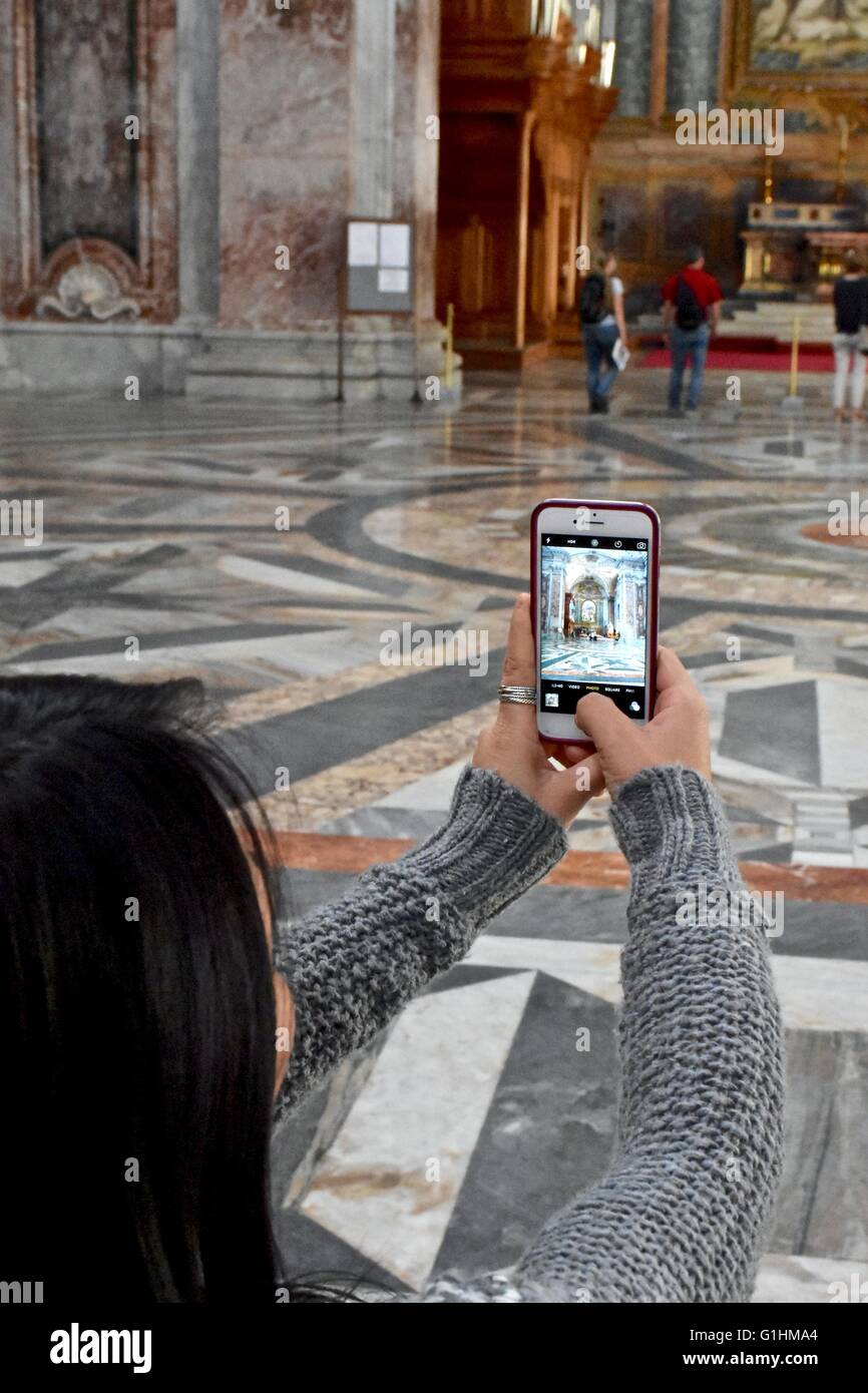 Donna di scattare una foto in una bellissima cattedrale romana Foto Stock