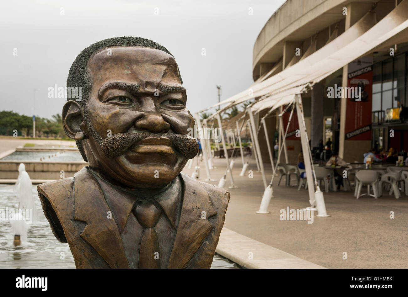 Testa bronzea statua del Mosè Mabhida fuori dallo stadio a lui intitolato a Durban, KwaZulu Natal, Sud Africa Foto Stock