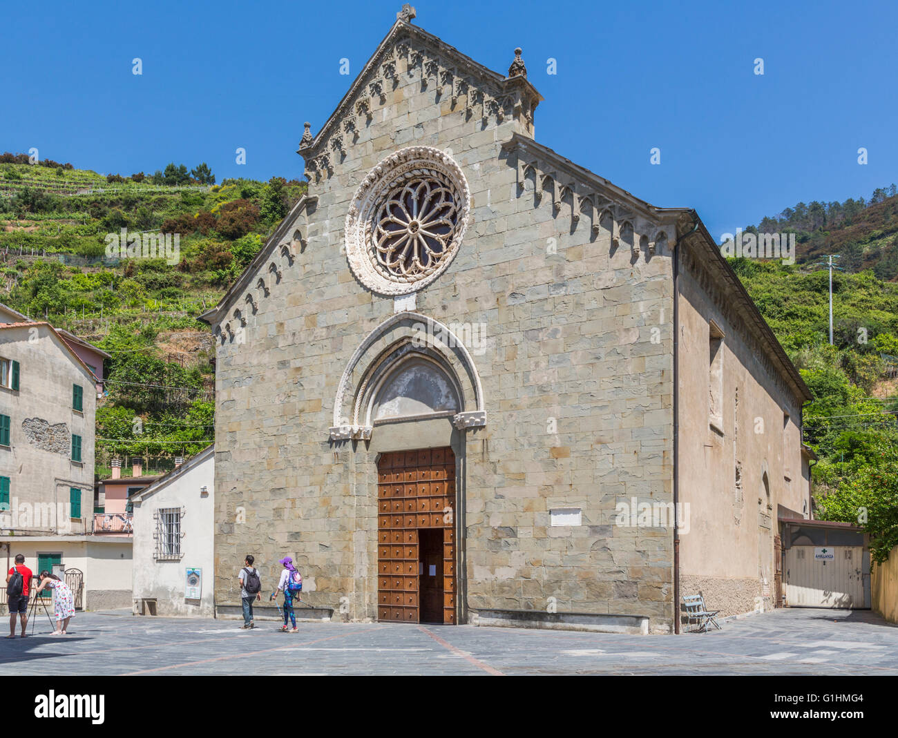 Manarola, La Spezia, Liguria, Italia. La chiesa di San Lorenzo. Manarola è uno dei cinque borghi delle Cinque Terre. Foto Stock