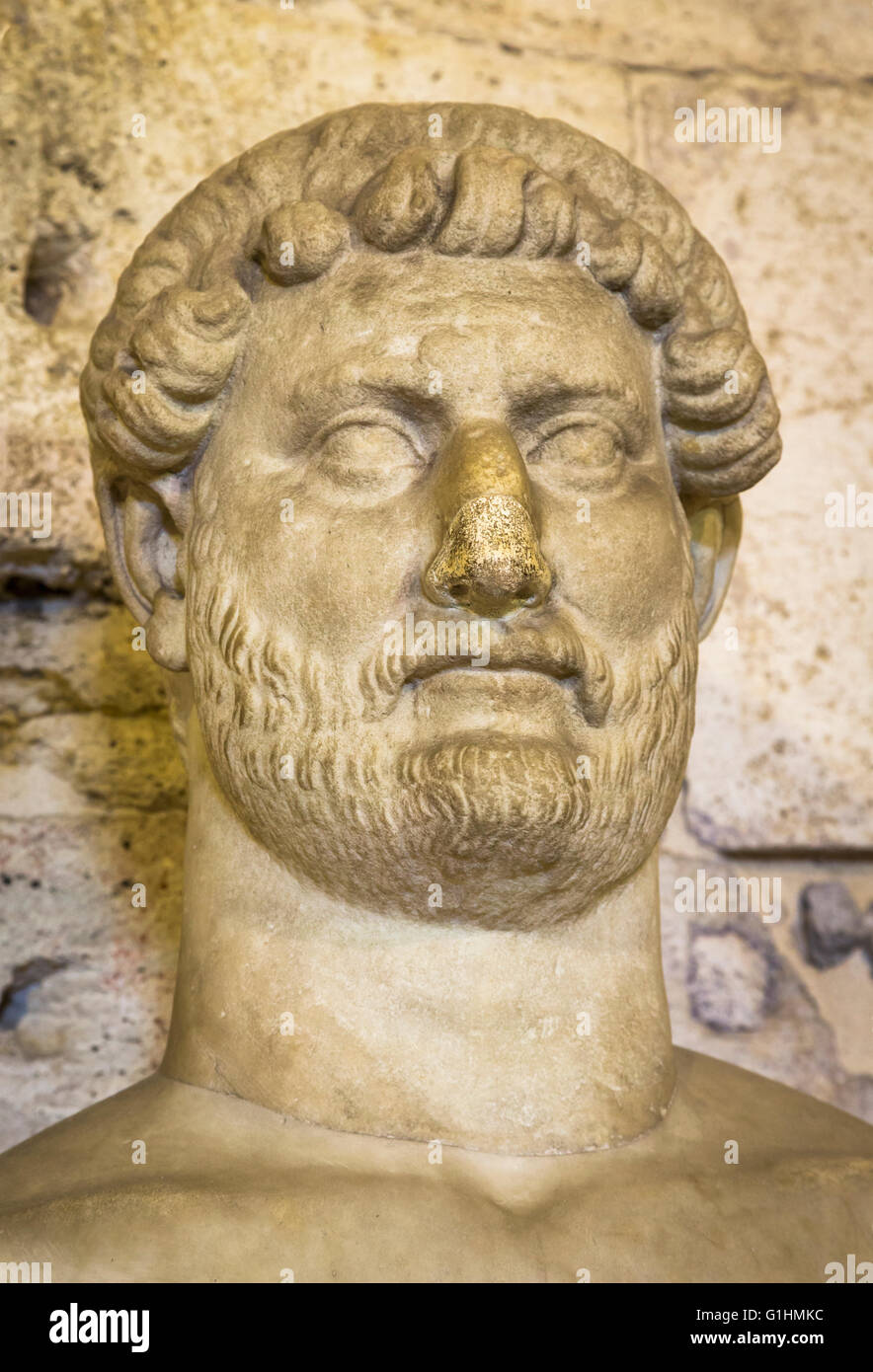 Busto in marmo dell'imperatore romano Adriano (76 - 138 D.C.) risalente al II secolo d.c. sul display in Castel Sant' Angelo, Roma Foto Stock