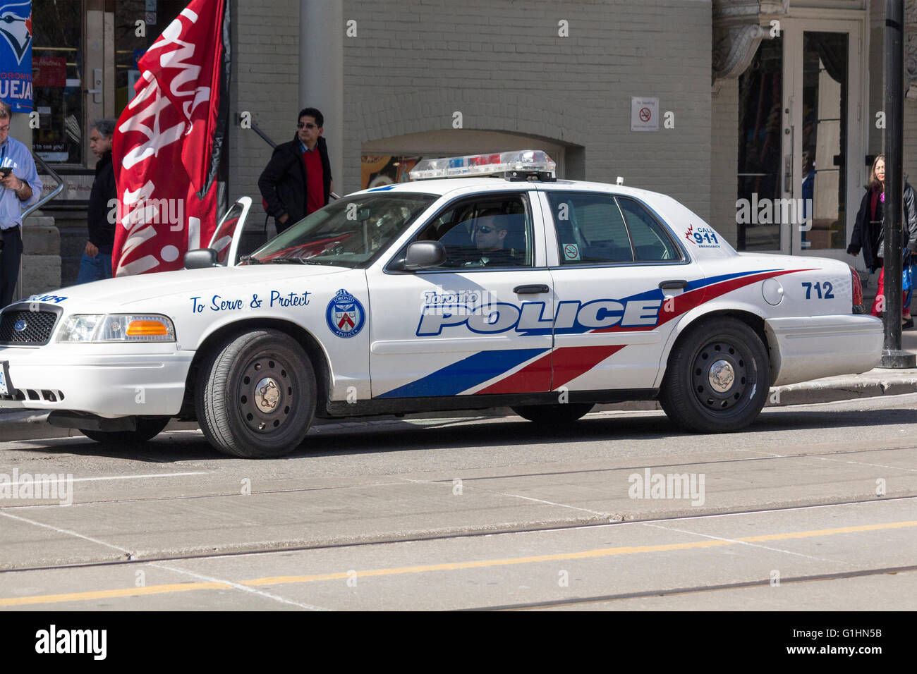 La polizia di Toronto Cruiser parcheggiata fuori Tim Hortons coffee shop nel centro cittadino di Toronto, Ontario Canada Foto Stock