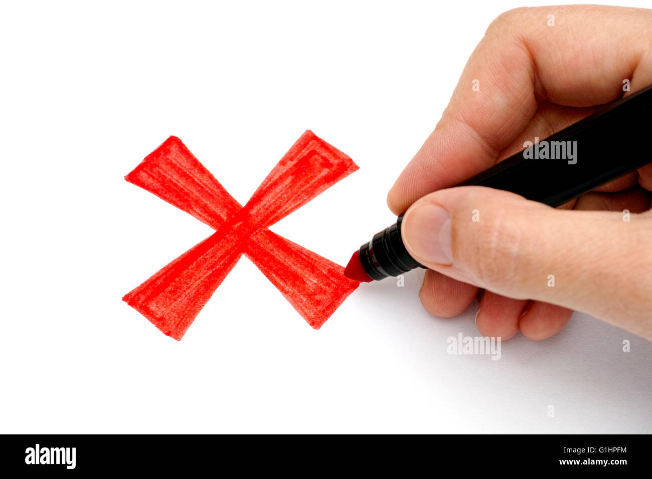 Donna con la mano il disegno del marcatore segno X rosso su sfondo bianco. Foto Stock