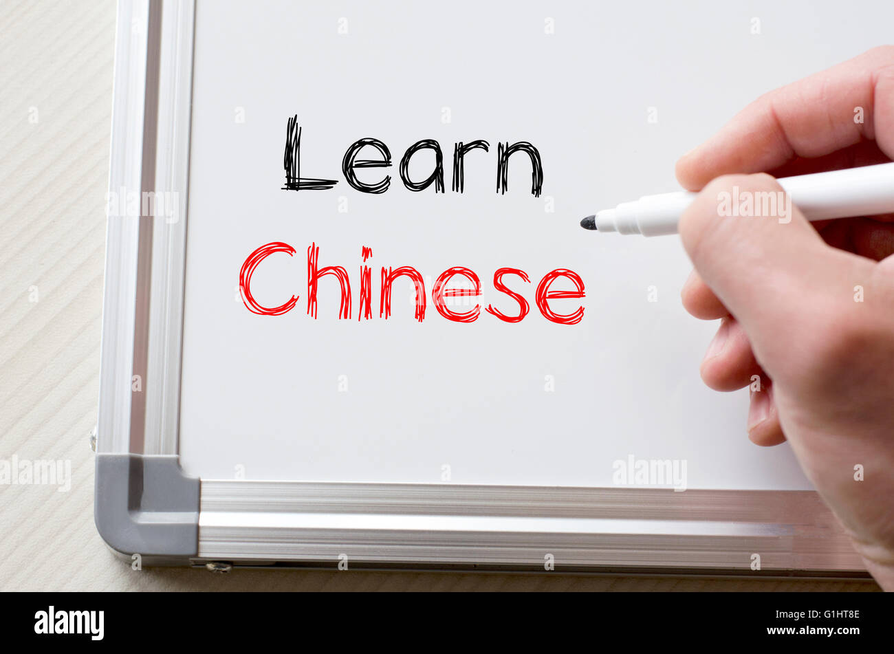 Mano umana la scrittura di imparare il cinese su whiteboard Foto Stock