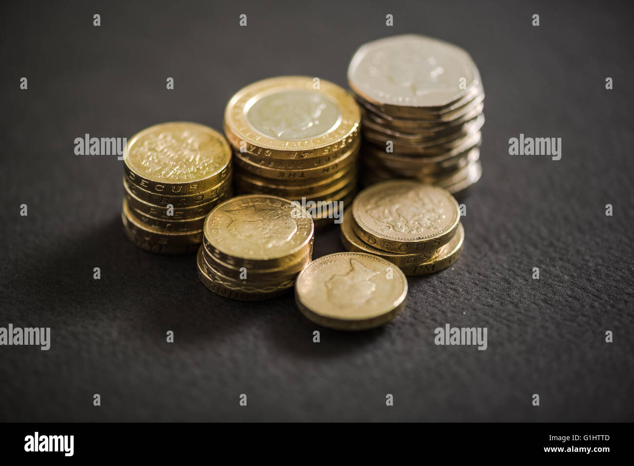 British monete stack su nero, Sterlina Foto Stock