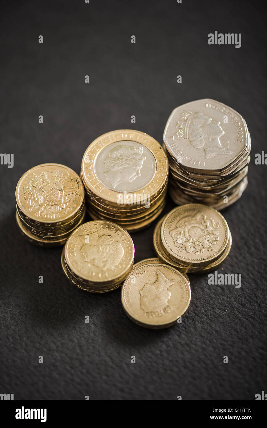 British monete stack su nero, Sterlina Foto Stock