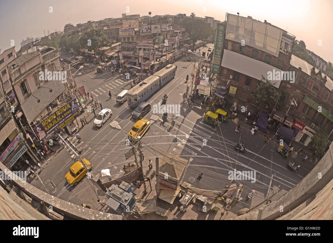 Birds Eye view di incrocio occupato di College Street e il Mahatma Gandhi Road, Calcutta, West Bengal, India Foto Stock