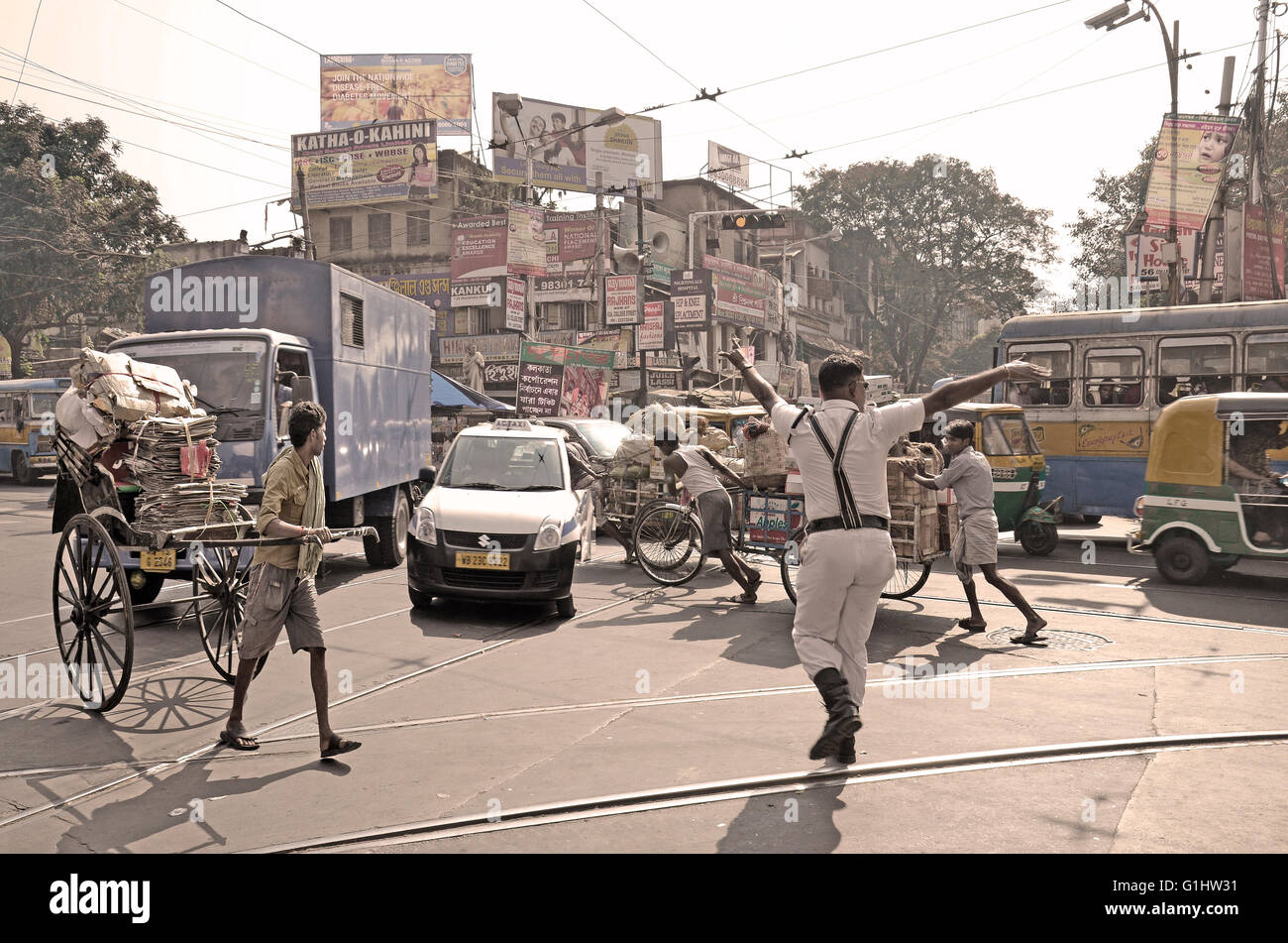 Incrocio occupato di College Street e il Mahatma Gandhi Road con il traffico caotico, Calcutta, West Bengal, India Foto Stock