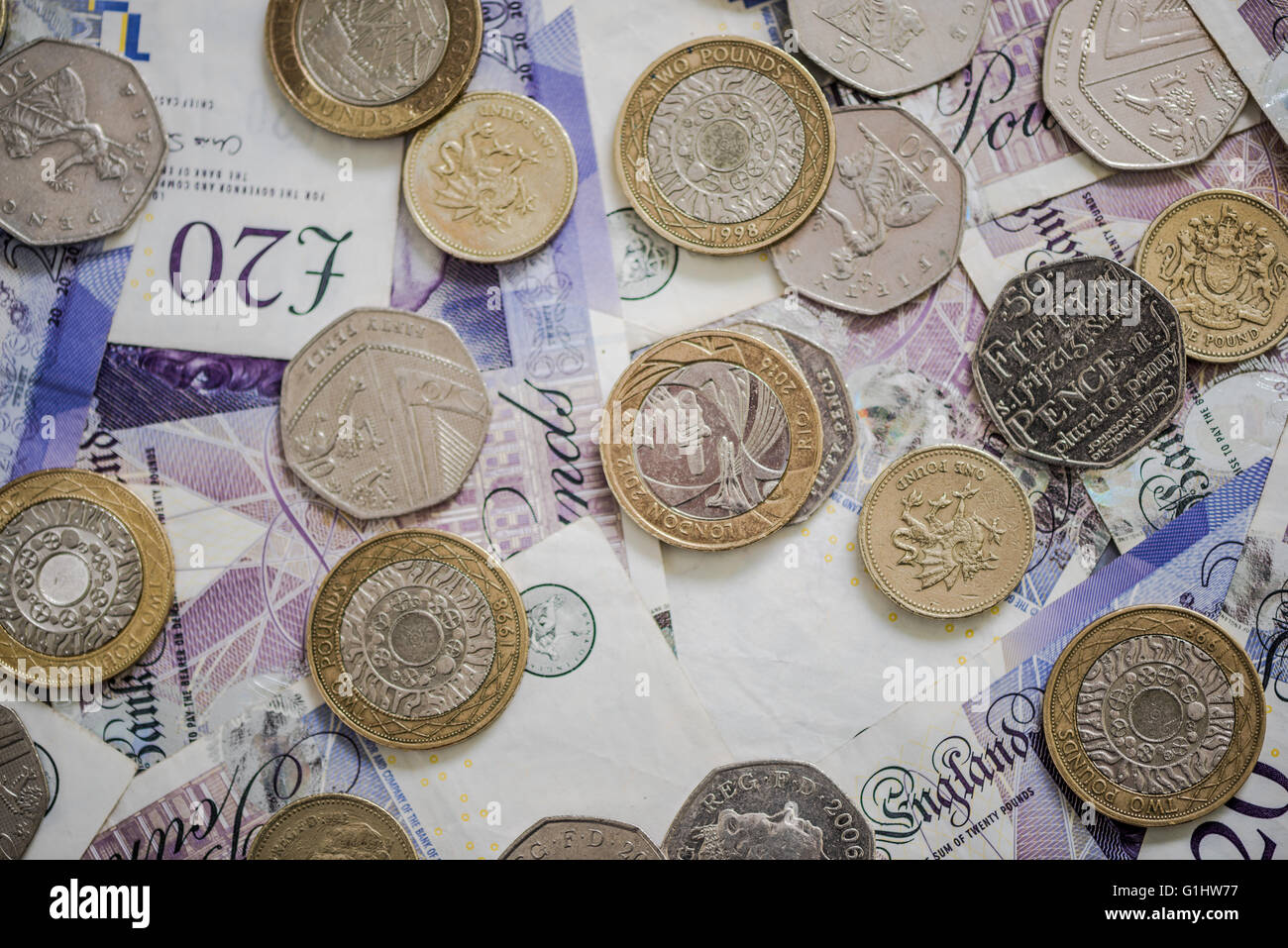 Sterlina inglese di monete e banconote sul tavolo Foto Stock