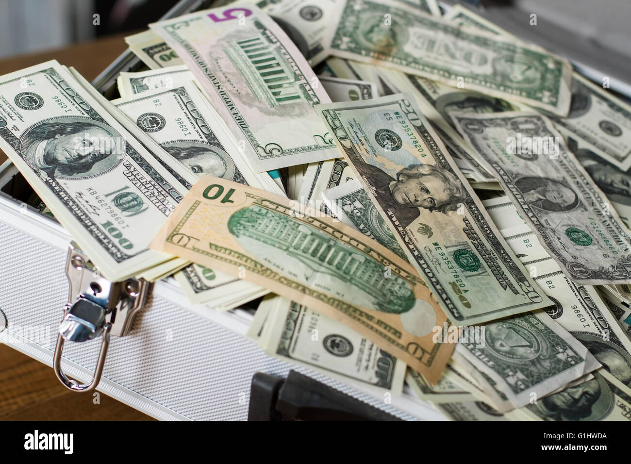 Caso con pila di dollari. Foto Stock