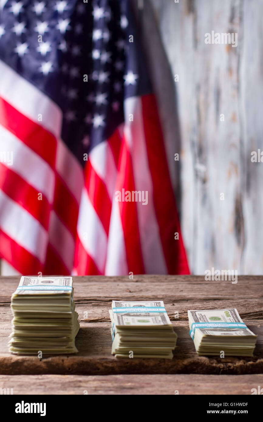 Bandiera americana e fasci di dollaro. Foto Stock