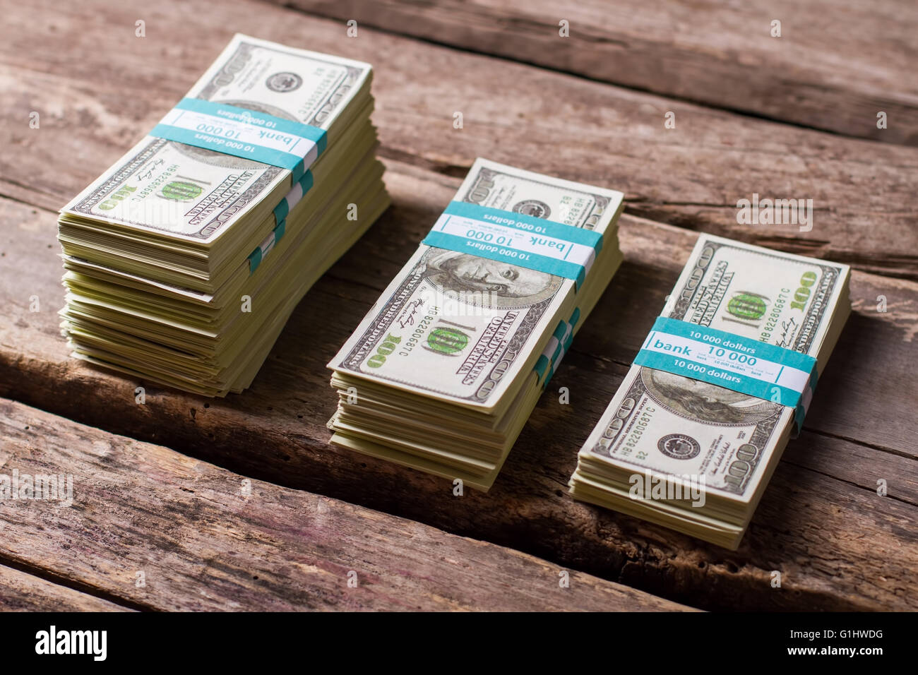 Dollar fasci su sfondo di legno. Foto Stock