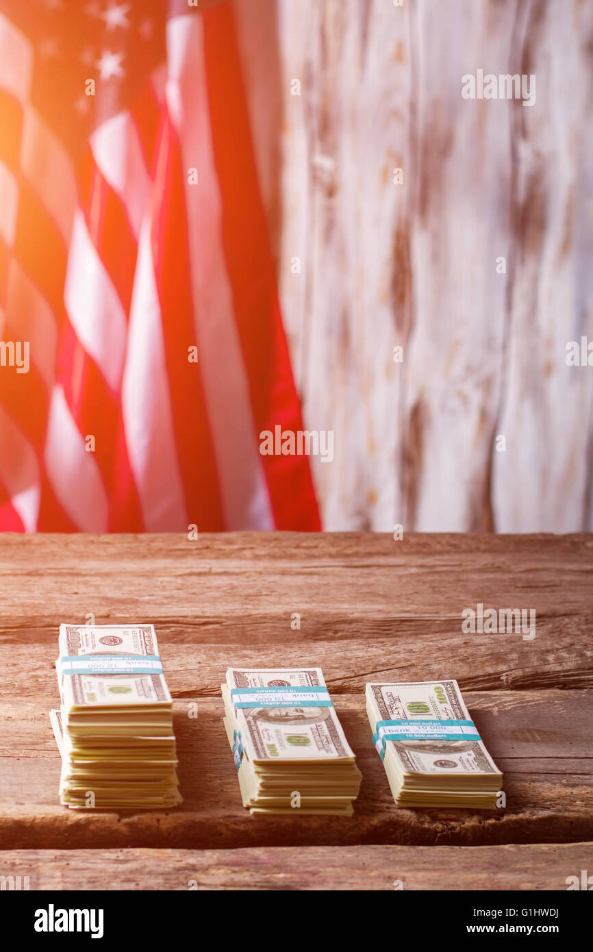 Bandiera americana e fasci di dollaro. Foto Stock