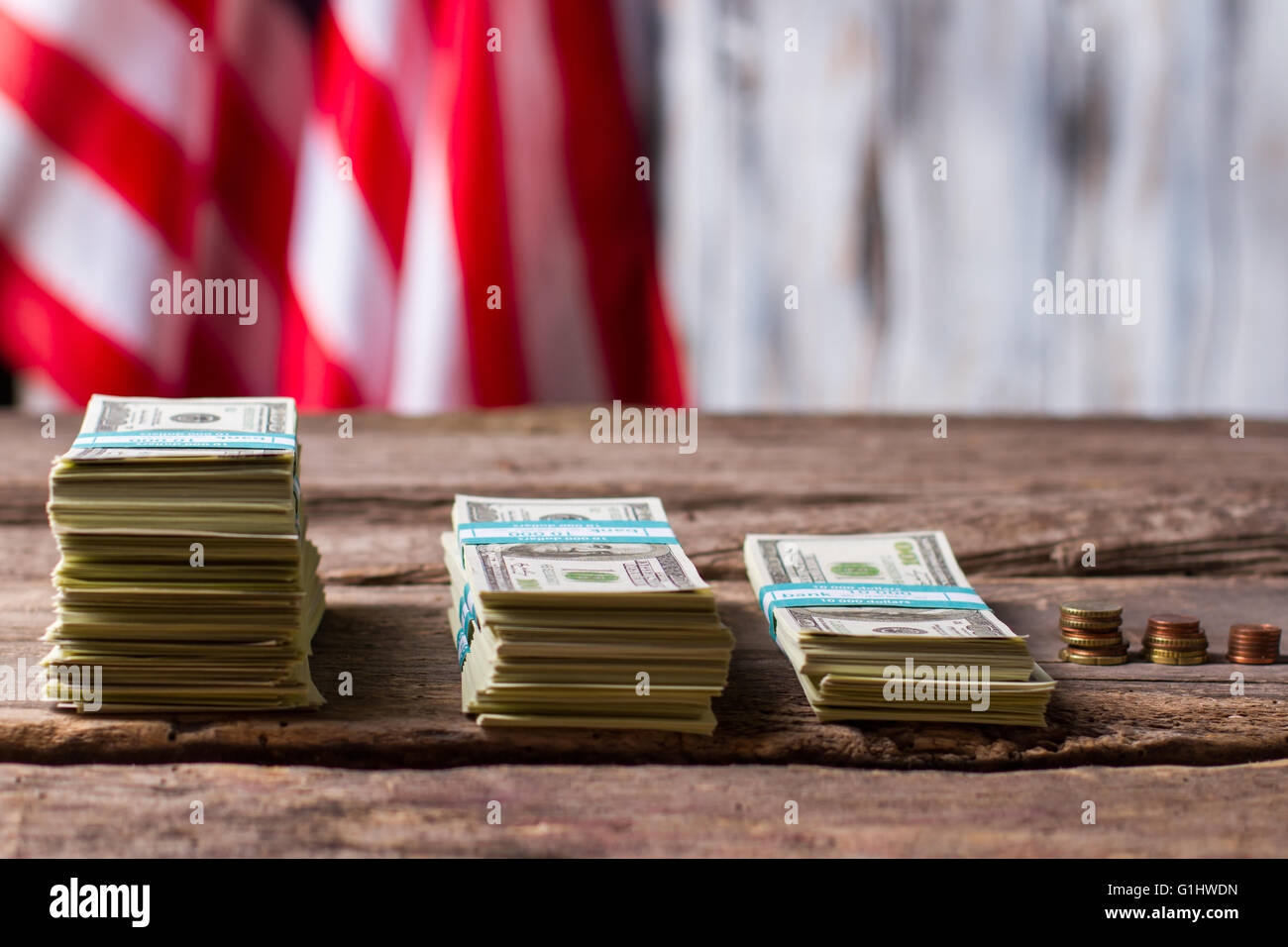 Bandiera americana, il denaro e le monete in euro. Foto Stock