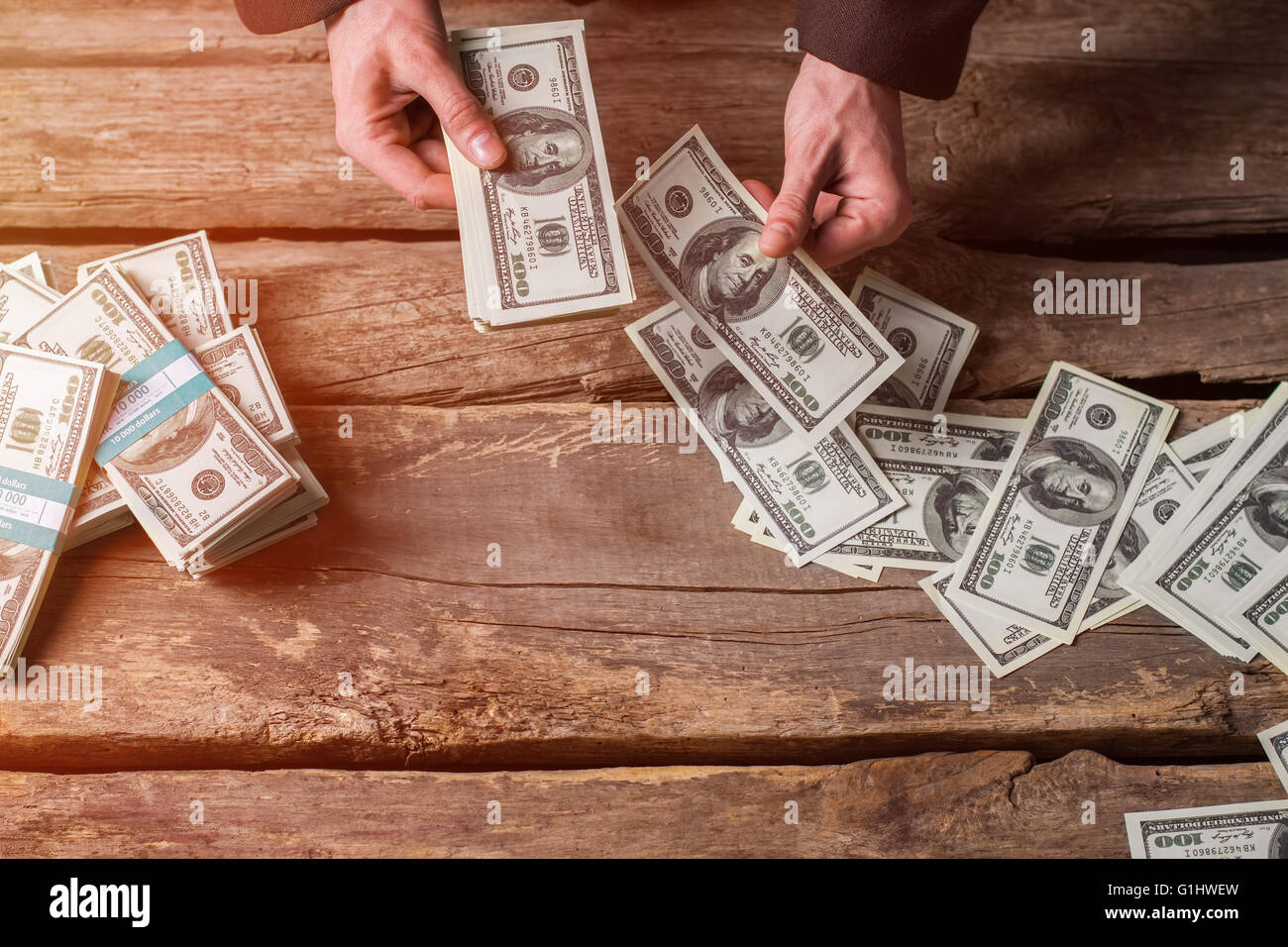 Maschio conteggio mani di dollari. Foto Stock