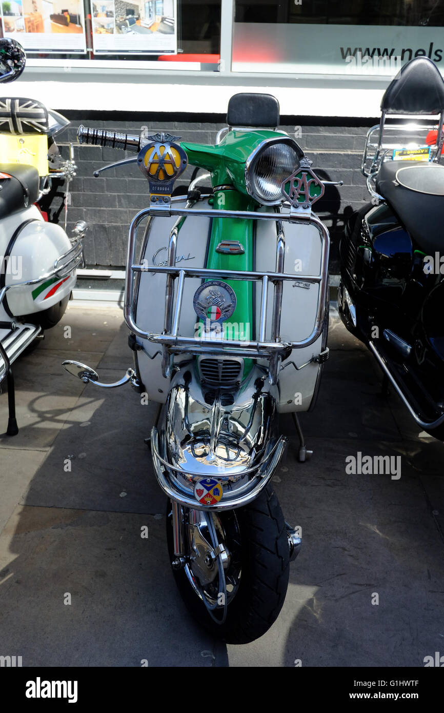 Classic ciclomotori parcheggiati in east end di Londra Foto Stock